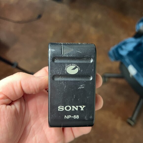 Genuine‎ Sony NP-68 Handycam Rechargeable NI-Cd Battery Pack 1800 mAh - Picture 1 of 3